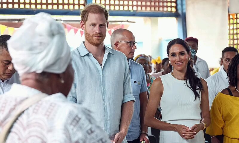 Harry și Meghan, un nou exemplu de ipocrizie. S-au retras, dar nu prea