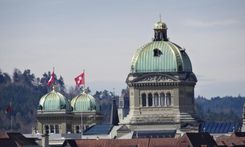 Elveția vrea să limiteze populația la 10 milioane. Acordul cu UE, amenințat