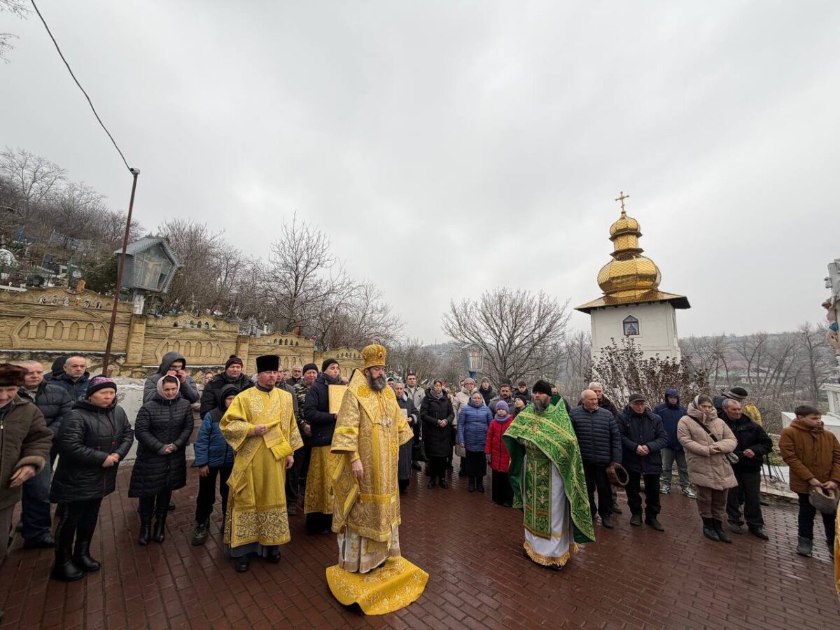 Scenă de film la Dereneu. Biserica, subordonată Rusiei, blocată din interior de preot. Poliția dezminte implicarea