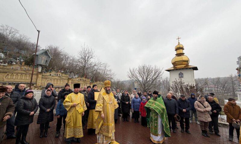 Scenă de film la Dereneu. Biserica, subordonată Rusiei, blocată din interior de preot. Poliția dezminte implicarea
