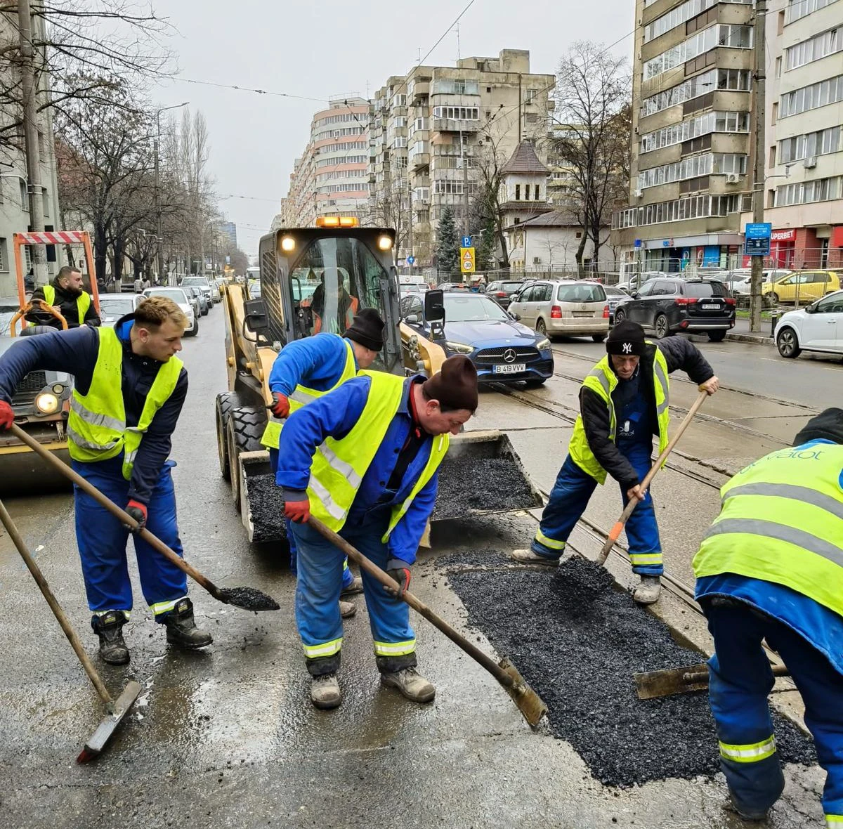 Primăria Capitalei începe reparațiile la carosabil. Sute de gropi identificate pe zeci de artere