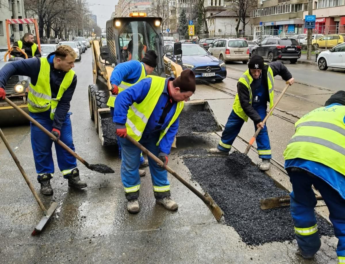 Primăria Capitalei: Sarea aruncată la deszăpezire a erodat asfaltul din Capitală, care deja avea probleme 