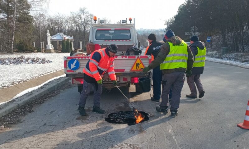 Trafic dificil în Chișinău. Gropi și ambuteiaje, autoritățile promit lucrări de reparație imediat ce vremea permite