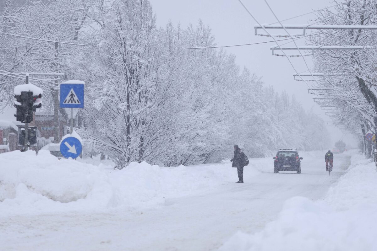 Cod galben de viscol și ninsori în 16 județe și București, până duminică. Lista drumurilor închise și cu restricții