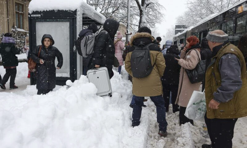 Capitala rămâne sub Cod portocaliu de ninsoare. Stratul de zăpadă va depăși jumătate de metru. Ciucu, apel către bucureșteni