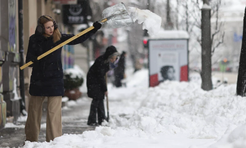 Regulile de iarnă pentru curățarea trotuarelor. Amenzi de până la 2.000 de lei pentru bucureșteni
