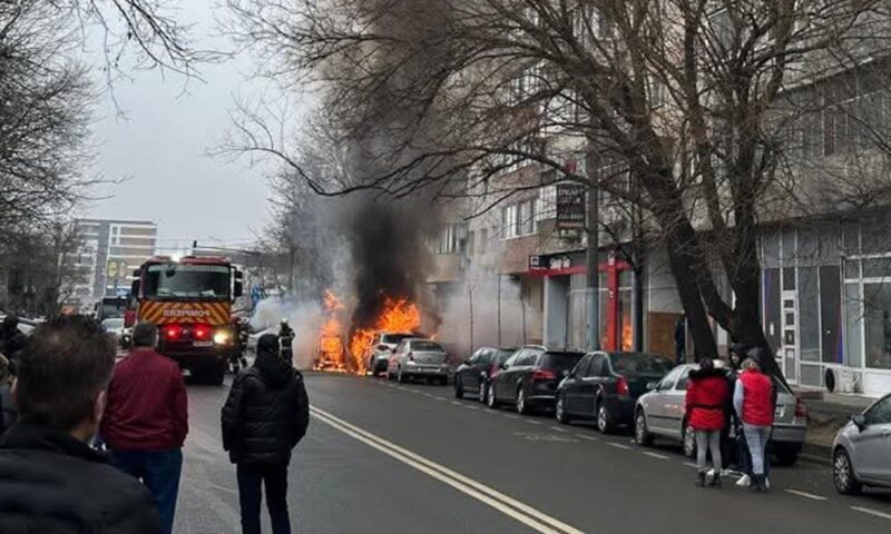 Patru mașini au luat foc în București. O persoană a murit