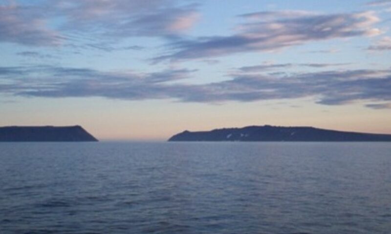 Insulele Diomede, două insule aflate la câțiva kilometri distanță, dar în zile diferite