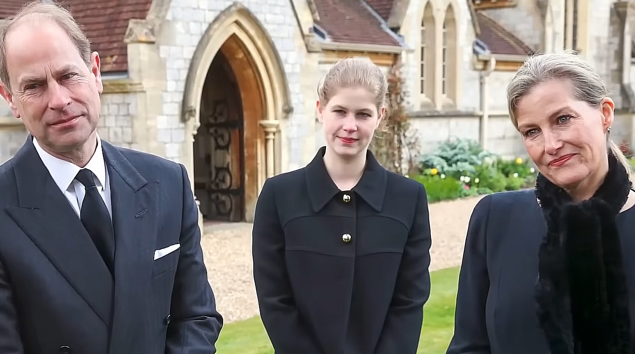 Lady Louise între Ducele și Ducesa de Edinburgh