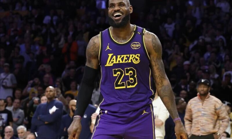LeBron James, record istoric în NBA. A devenit cel mai vârstnic jucător care a reușit o triplă-dublă