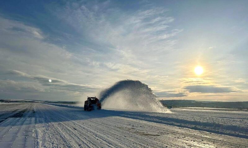 Iarna lovește puternic în Republica Moldova. Polei pe drumuri, zeci de mii de consumatori fără curent și întârzieri pe aeroport