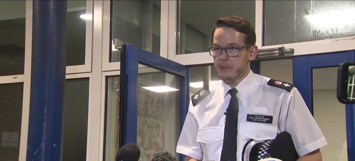 Doi elevi în stare gravă la spital, după dublul atac armat de la un liceu din Londra