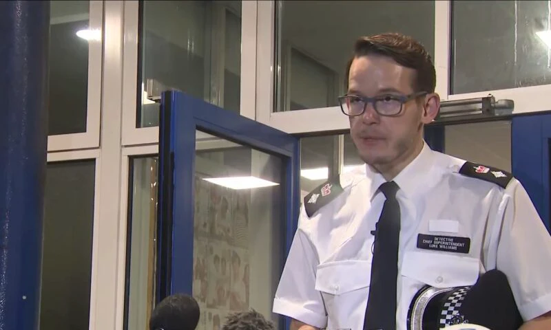 Doi elevi în stare gravă la spital, după dublul atac armat de la un liceu din Londra