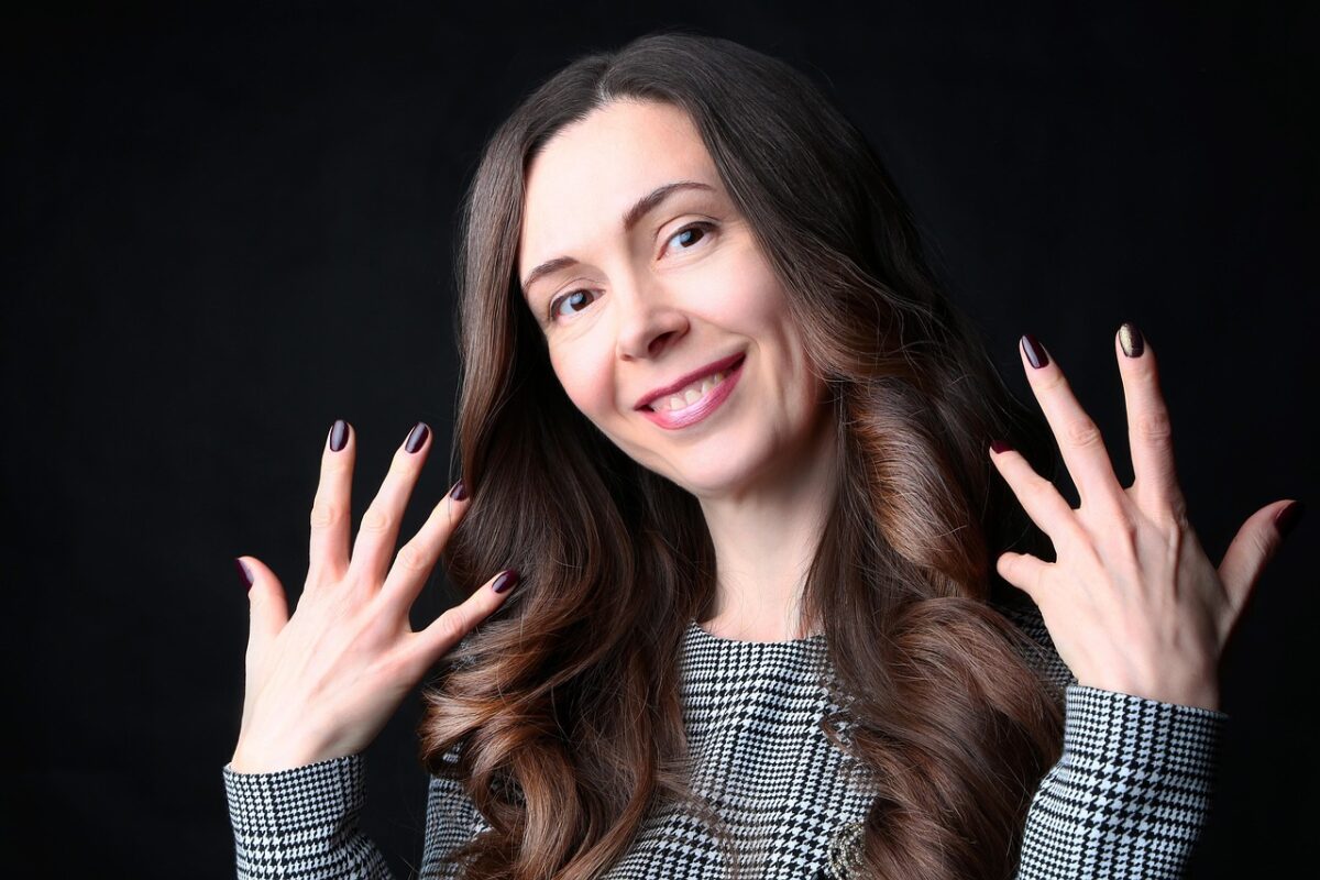 Cum să-ți îngrijești mâinile pentru a părea mai tinere decât fața