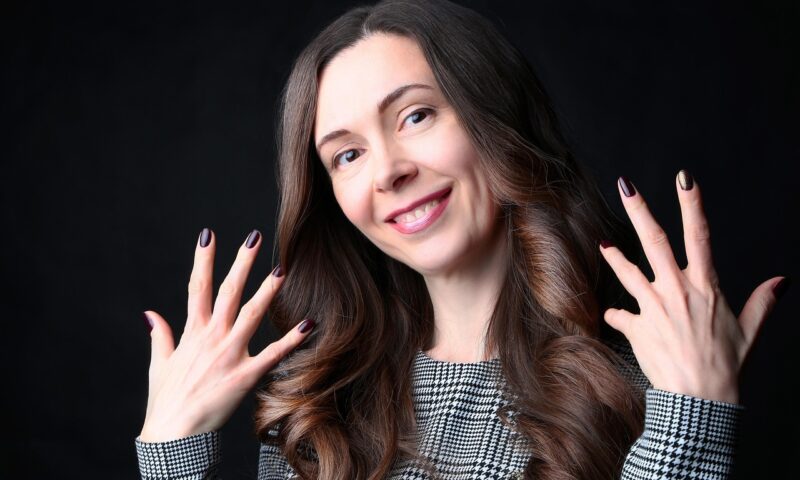 Cum să-ți îngrijești mâinile pentru a părea mai tinere decât fața