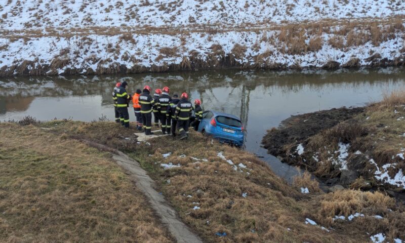 Mașină căzută în râul Bahlui, la Iași. Conducătorul auto a ajuns la spital