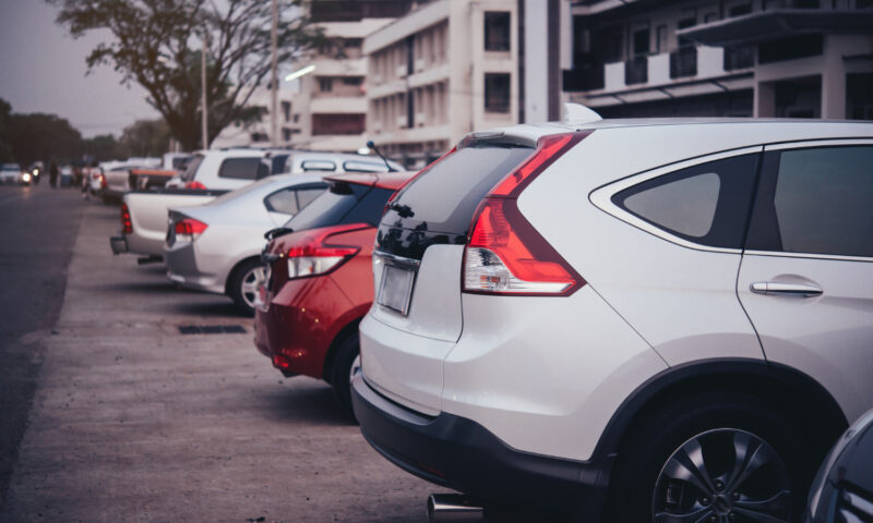 Autoturisme cosmetizate și vândute ca noi. Cum ajungeau mașinile din SUA pe piața din România