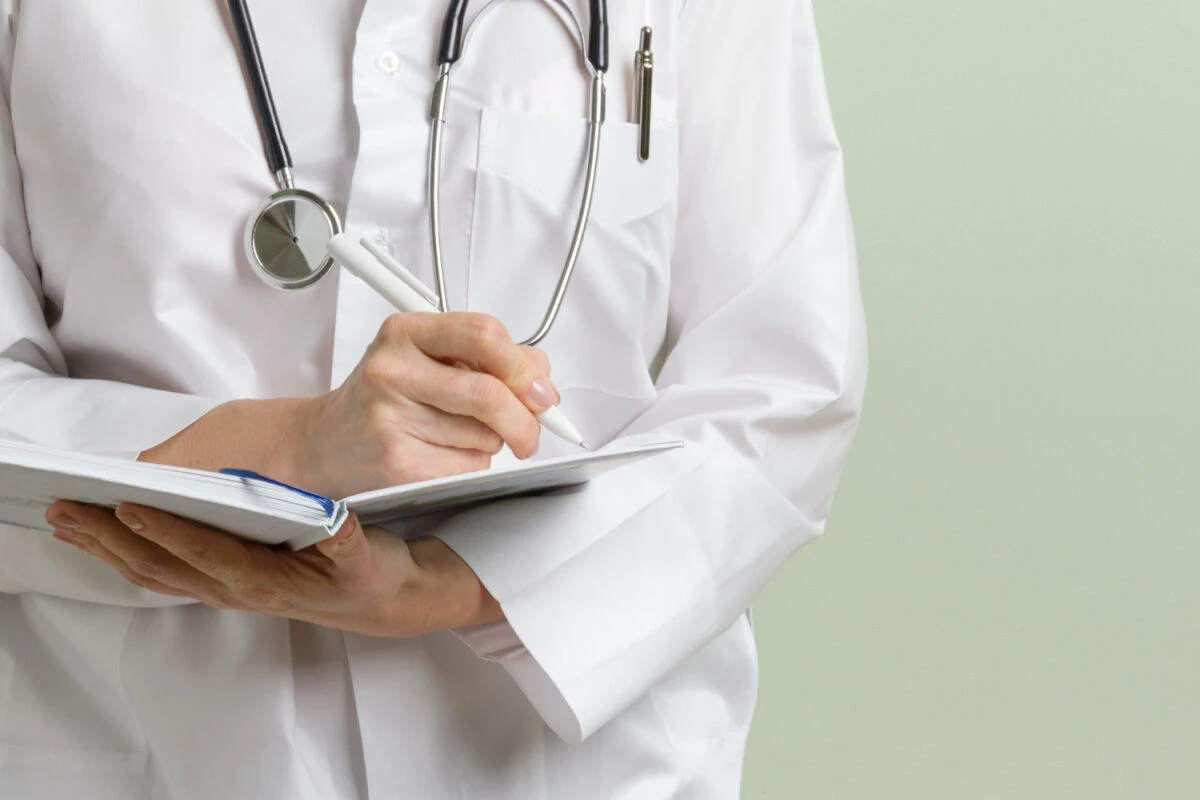 Medicii care lucrează la privat în timpul programului de la stat ar putea fi concediați. Rogobete: Trebuie să încetăm cu acest fenomen