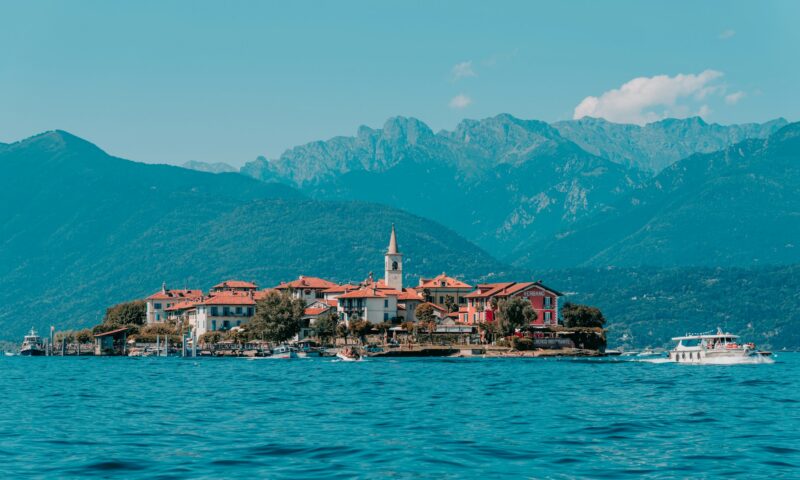 Insula din Europa unde mașinile sunt complet interzise. Turiștii se plimbă doar pe jos