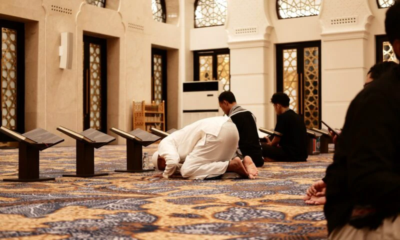 A început Ramadanul 2026. Ce semnifică luna sfântă pentru musulmani și ce trebuie să știe turiștii