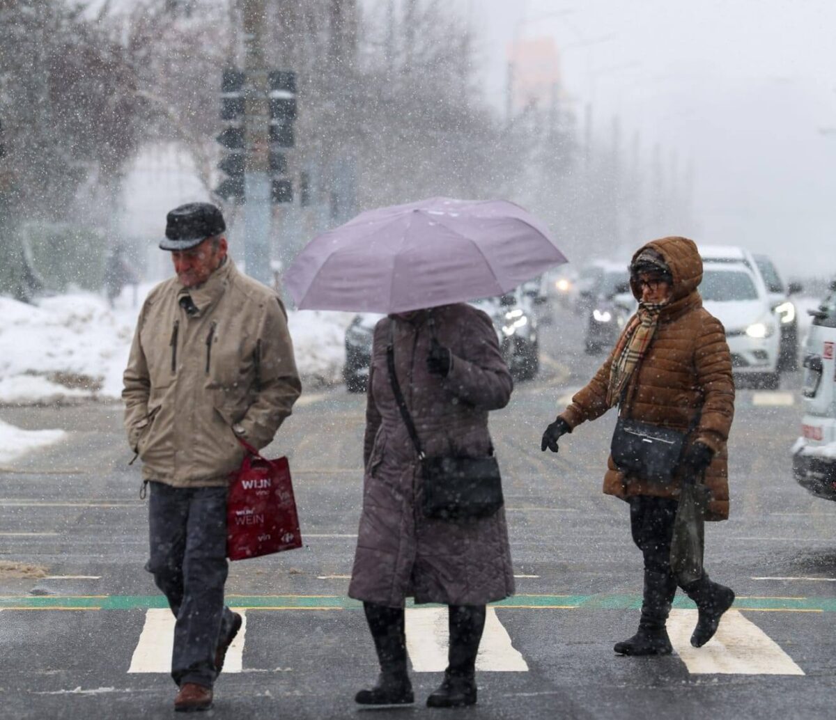 ANM a anunțat ninsori puternice în următoarele ore. Trafic îngreunat în mai multe județe