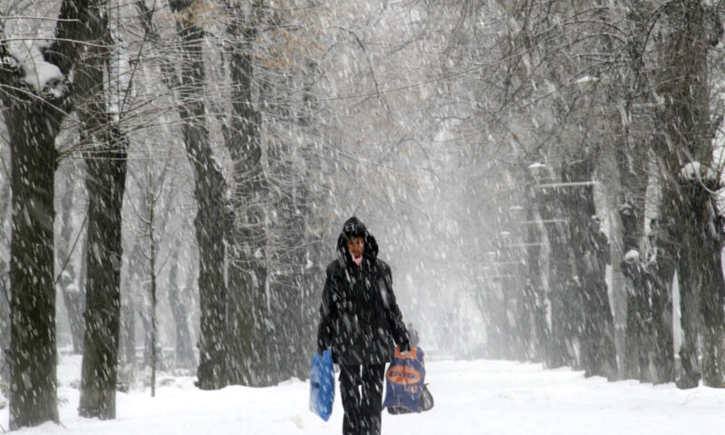 Stratul de zăpadă se va mări, după noul episod sever de iarnă care lovește România