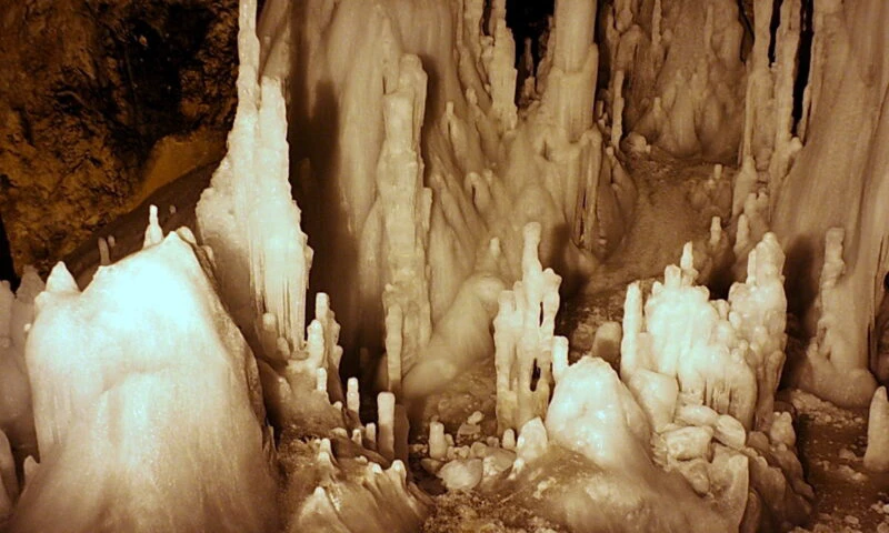 Partea ascunsă timp de 5000 de ani a Peșterei Scărișoara și-a deschis ușile, iar omenirea nu a mai văzut așa ceva