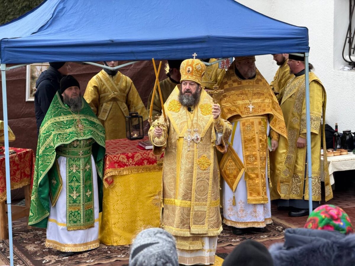 Șase persoane, inclusiv primarul din Dereneu și avocatul unui preot, reținute după incidentele de la biserică. Video