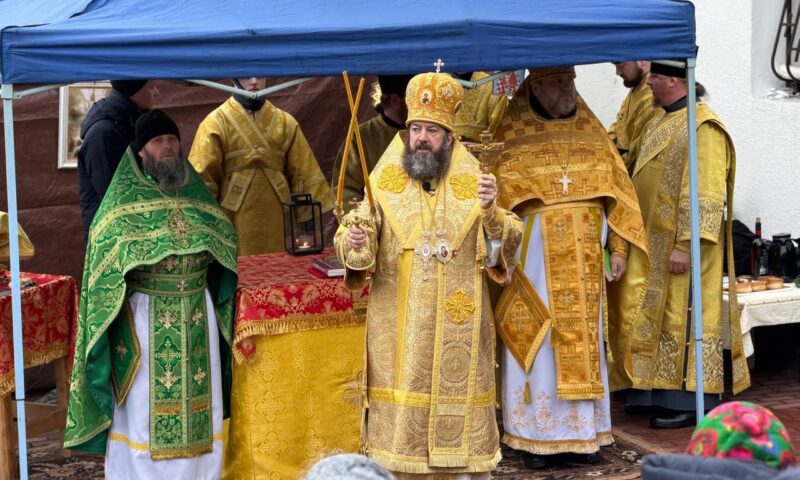 Șase persoane, inclusiv primarul din Dereneu și avocatul unui preot, reținute după incidentele de la biserică. Video