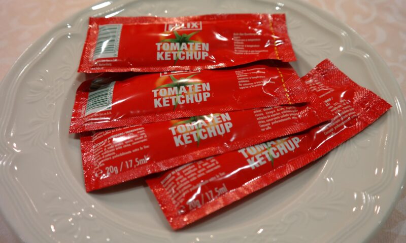 UE interzice pliculețele de ketchup și sticlele de șampon din hoteluri