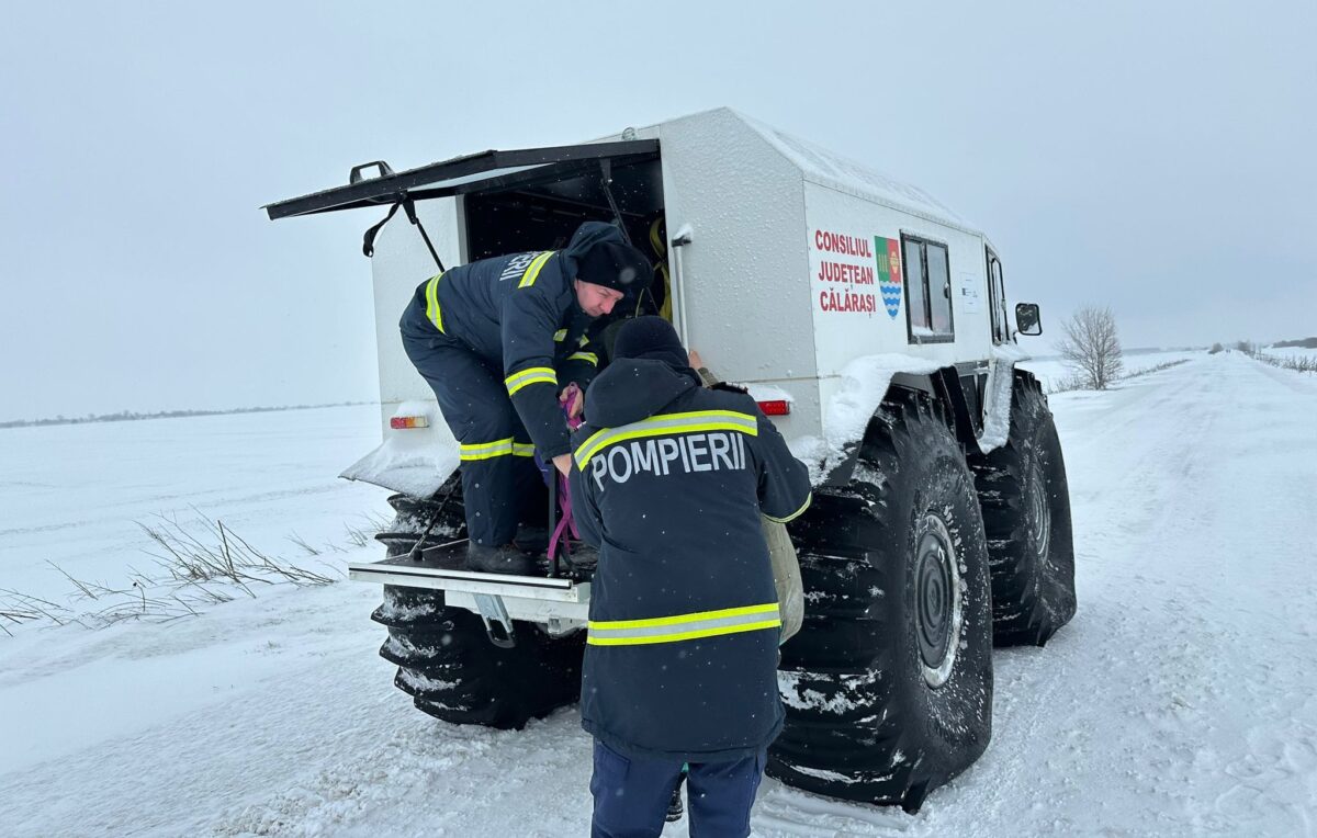 Vremea rea face ravagii în mai multe județe din țară. Drumuri surpate și localități fără curent