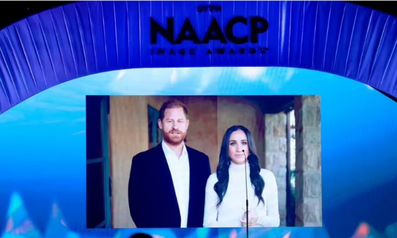 Zâmbete calculate și mesaj preînregistrat. Harry și Meghan, prezență discretă, dar atent regizată la NAACP
