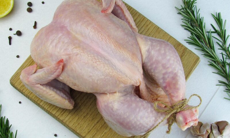 Pui sicilian cu legume și cartofi. Rețeta lui Charlie Bigham