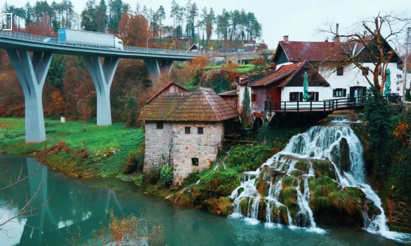 Satul construit pe 23 de cascade care fascinează Europa. Se află aproape de România