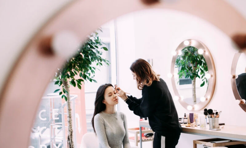 Clienți filmați pe ascuns în saloane de înfrumusețare din Bulgaria. Imaginile au fost distribuite pe site-uri pentru adulți