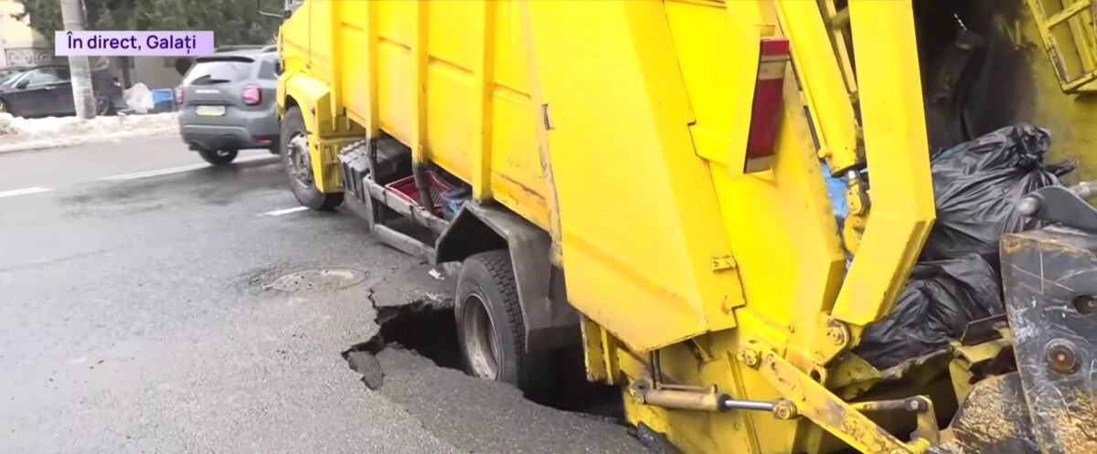 Șosea surpată în Galați. O mașină de gunoi a rămas blocată în crater