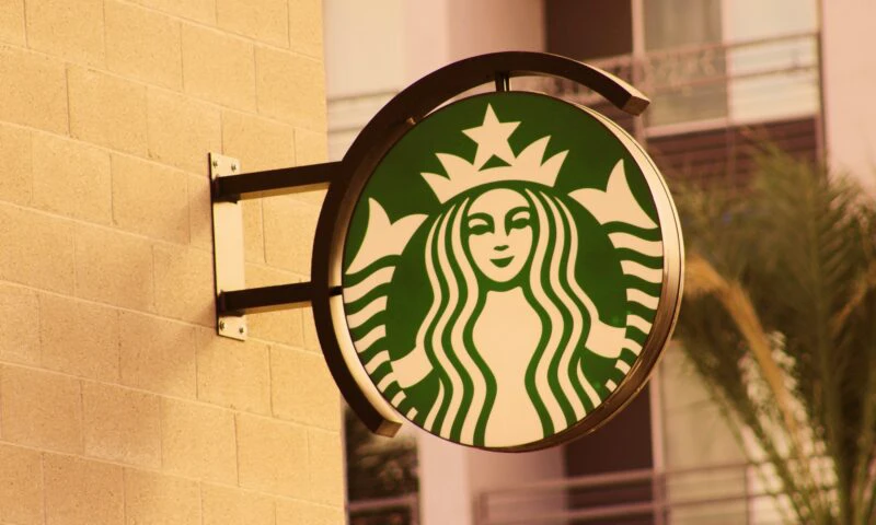 Lista de beneficii pe care le are CEO-ul de la Starbucks. Privilegiile stârnesc invidie și în curțile rivalilor