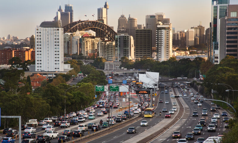 Trump anunță eliminarea standardelor de emisii pentru mașini și camioane