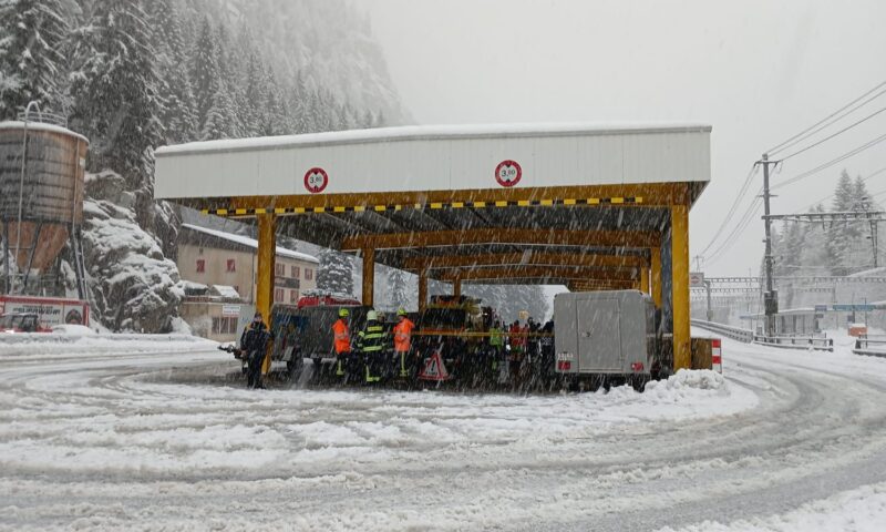 Tren de pasageri deraiat în Elveția după o avalanșă. 80 de persoane urmează să fie evacuate