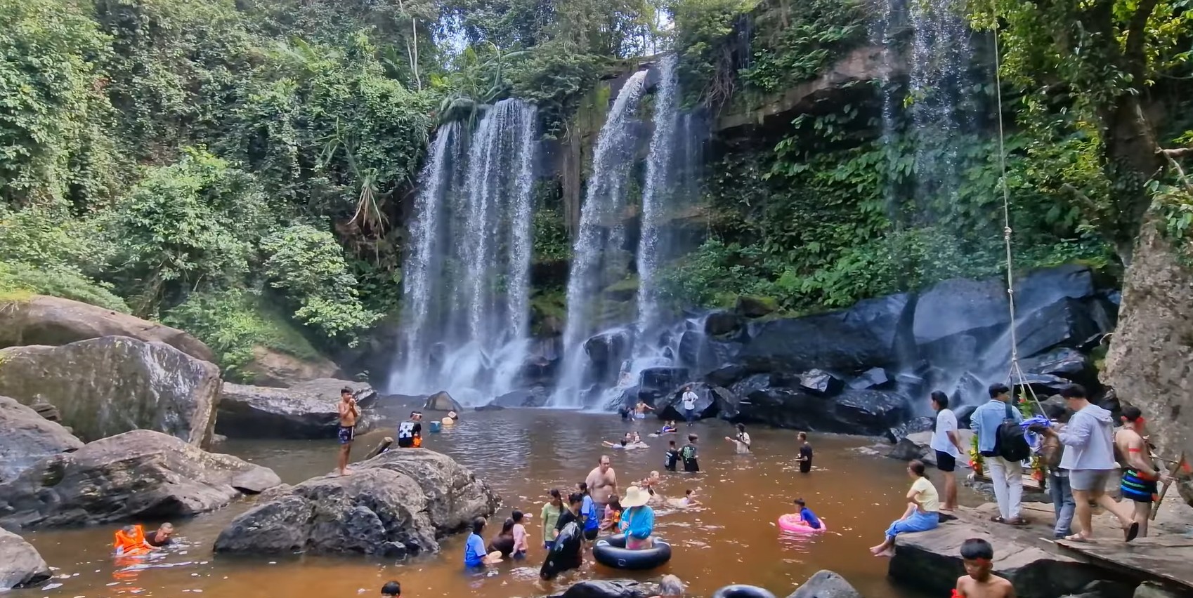 Turiști la Phnom Kulen