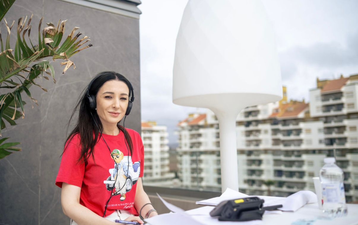 Pentru Olivia Odăianu, acest tip de literatură oferă libertatea de a explora psihologia umană în profunzime, dincolo de aparențe. (sursă foto: arhivă personală)