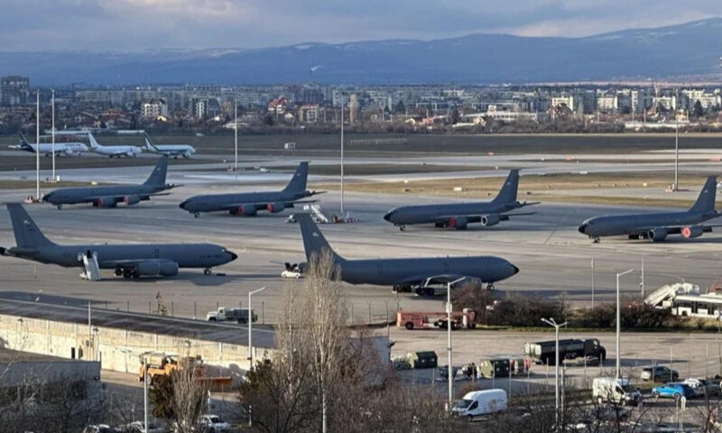 Aeroportul din Sofia, închis între 23 și 24 februarie pentru traficul civil. Nouă avioane cisternă ale SUA se află pe aeroport