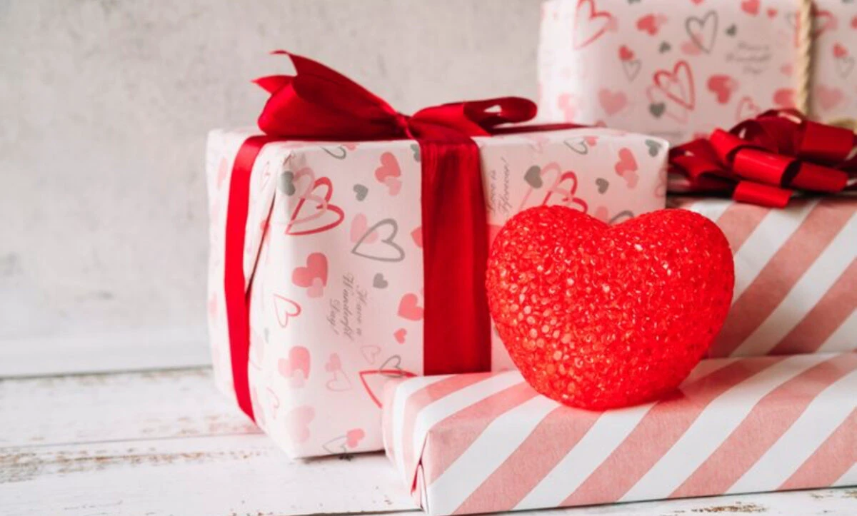 Vânzările online explodează înainte de Valentine’s Day. Cum eviți magazinele fantomă. Ghid pentru cumpărători