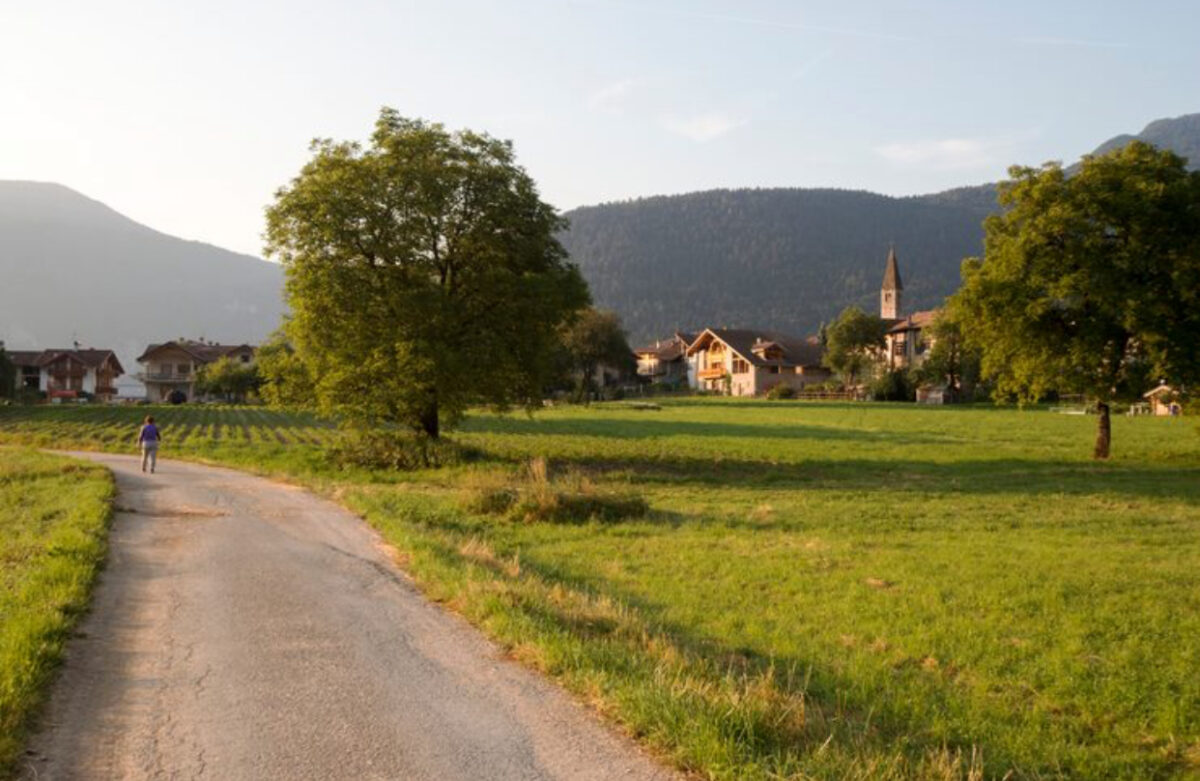 Un sat uitat de lume, scos la vânzare la prețul unui apartament din Capitală. Avantaje pentru viitorii proprietari