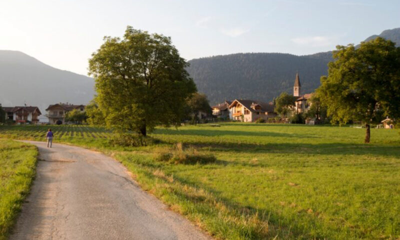 Un sat uitat de lume, scos la vânzare la prețul unui apartament din Capitală. Avantaje pentru viitorii proprietari