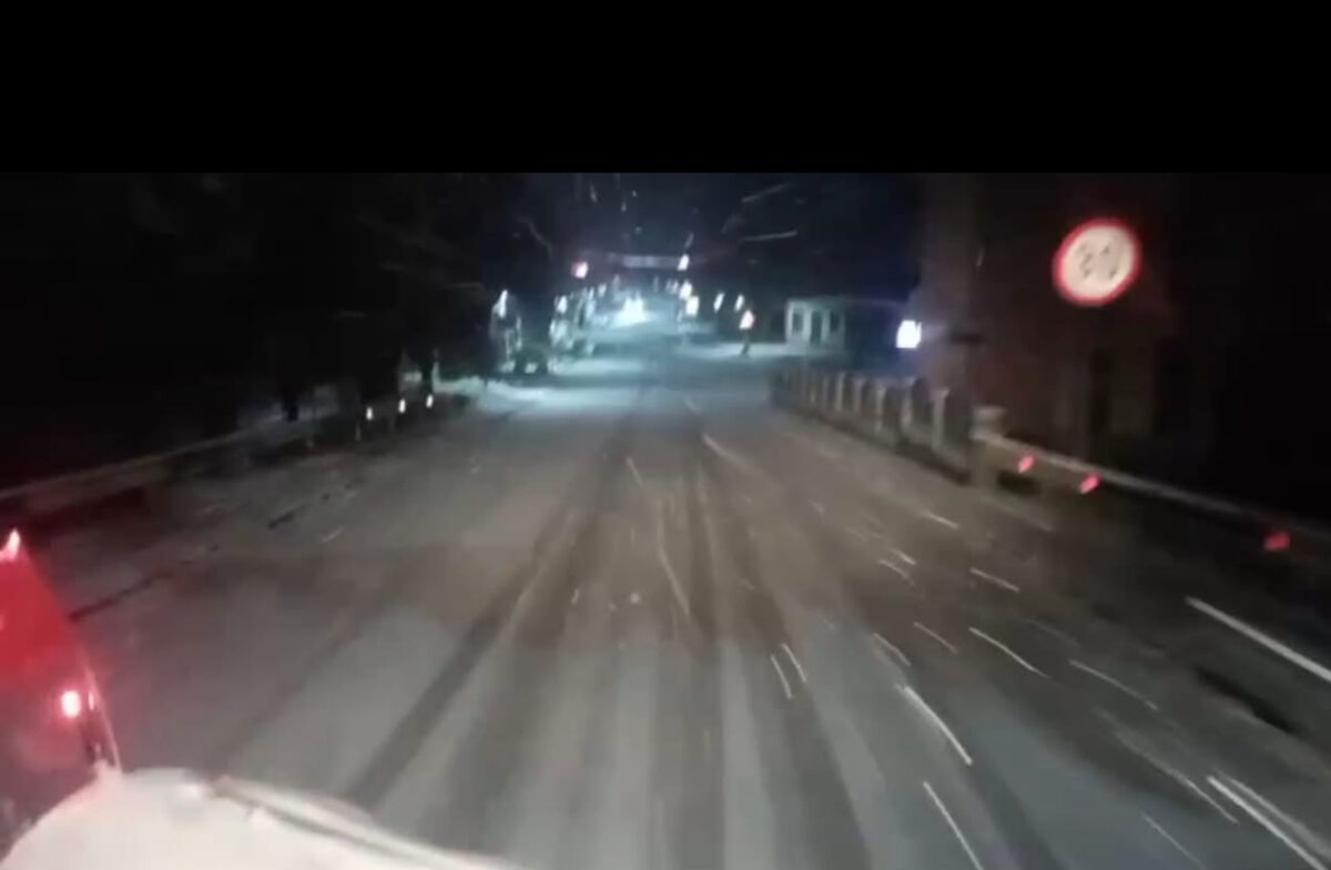 Se circulă în condiții de iarnă pe unele drumuri din țară. Șoferii, sfătuiți să evite manevrele periculoase