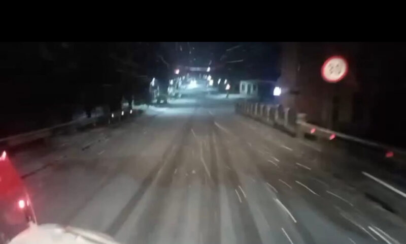 Se circulă în condiții de iarnă pe unele drumuri din țară. Șoferii, sfătuiți să evite manevrele periculoase