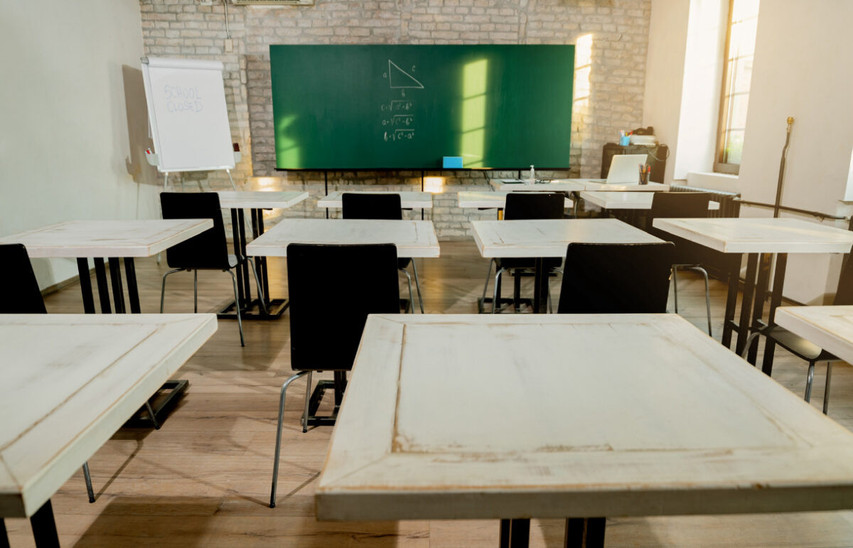 Școli închise miercuri, 8 ianuarie, din cauza ninsorilor. Lista județelor în care cursurile se țin online. Blocaje pe șosele. Update