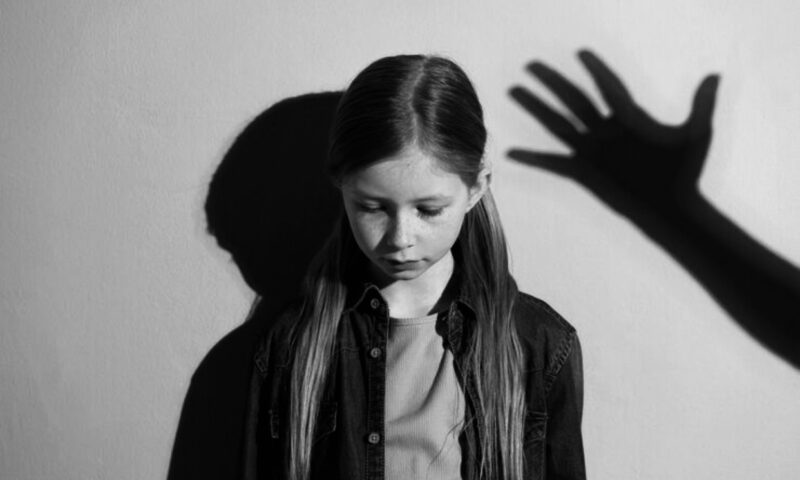 Anchetă amplă în Gorj, după ce o fetiță de patru ani a ajuns la spital cu răni pe corp. Mama copilei, în vizorul anchetatorilor