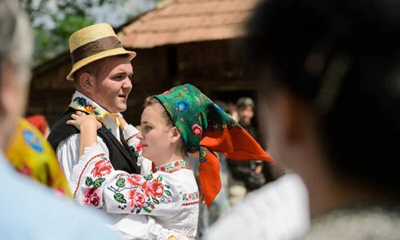 Cum să te îmbraci de Dragobete. Ghid de stil și culori conform tradiției românești